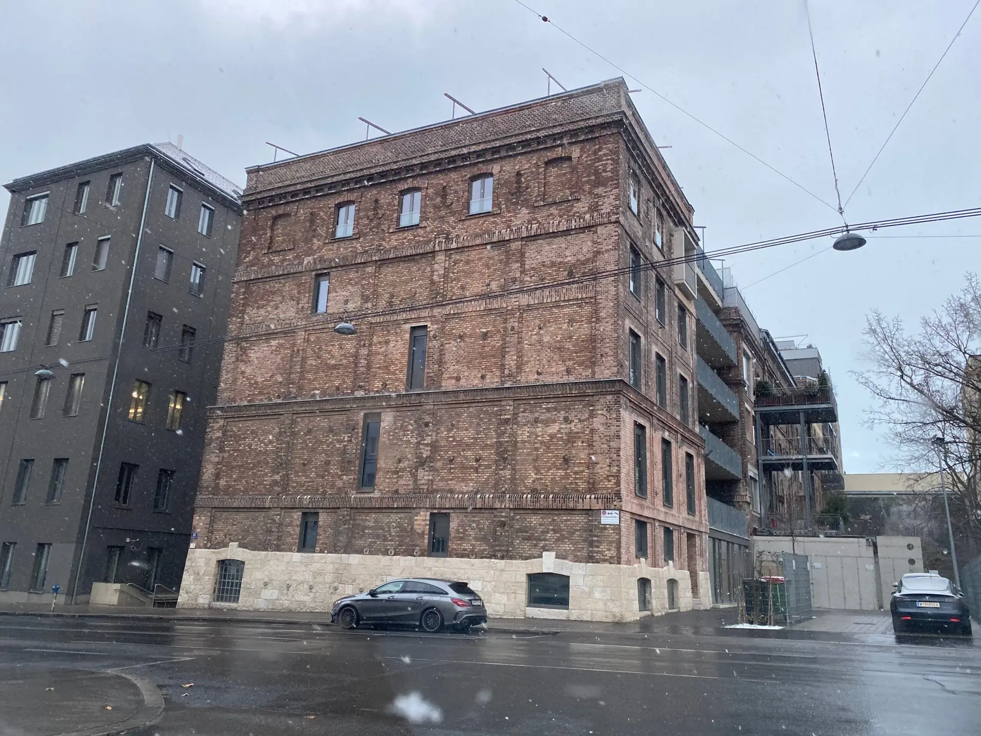 Büroloft in der Ankerbrotfabrik. Ansicht von Außen auf das rote Backsteingebäude.