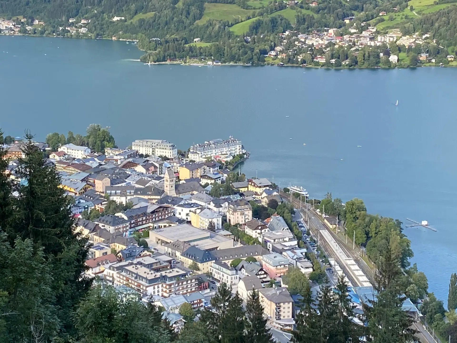 Blick von oben auf Zell am See