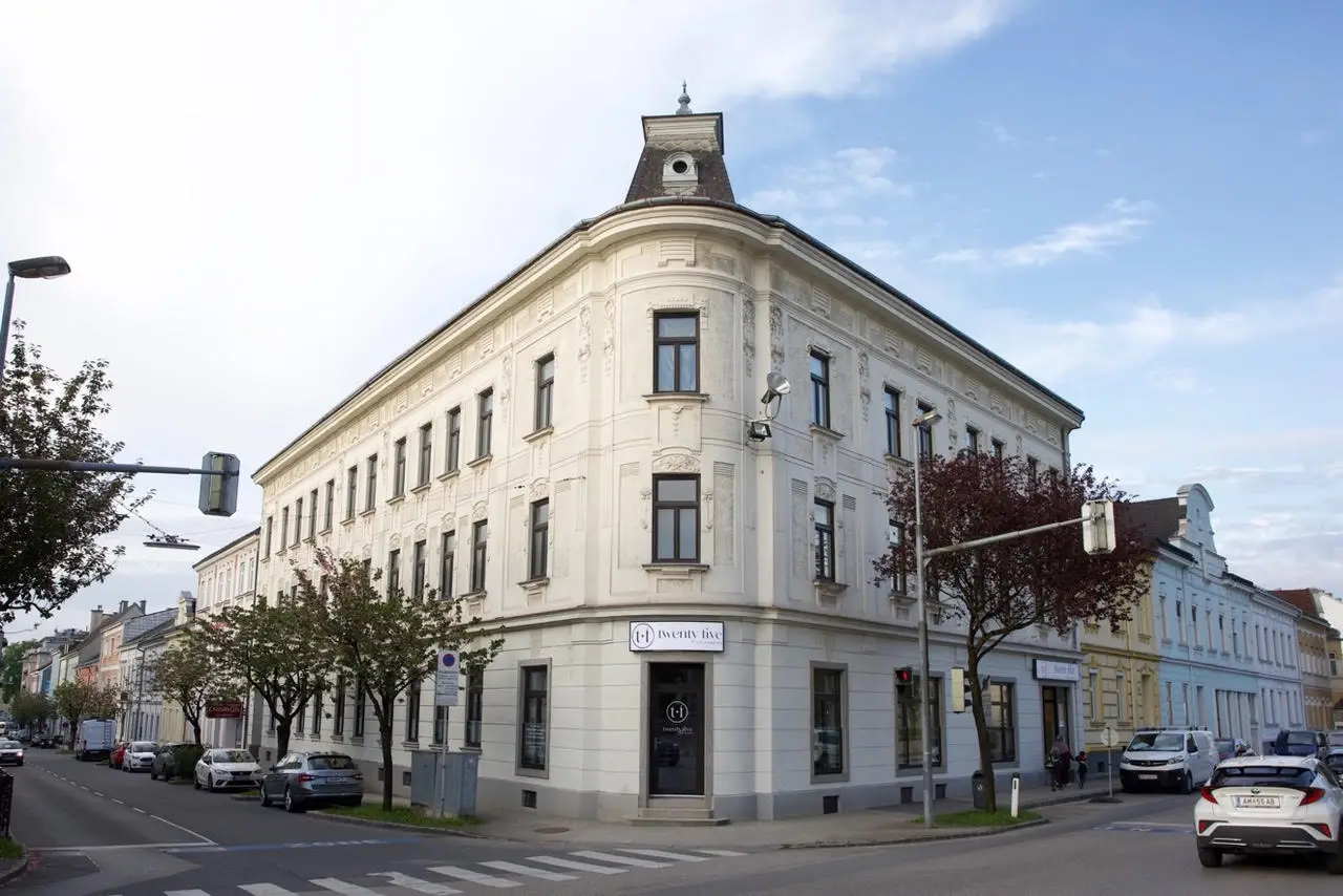 Twenty Five in Amstetten, Frontansicht des Gebäudes in der Bahnhofstraße 25 in Amstetten.