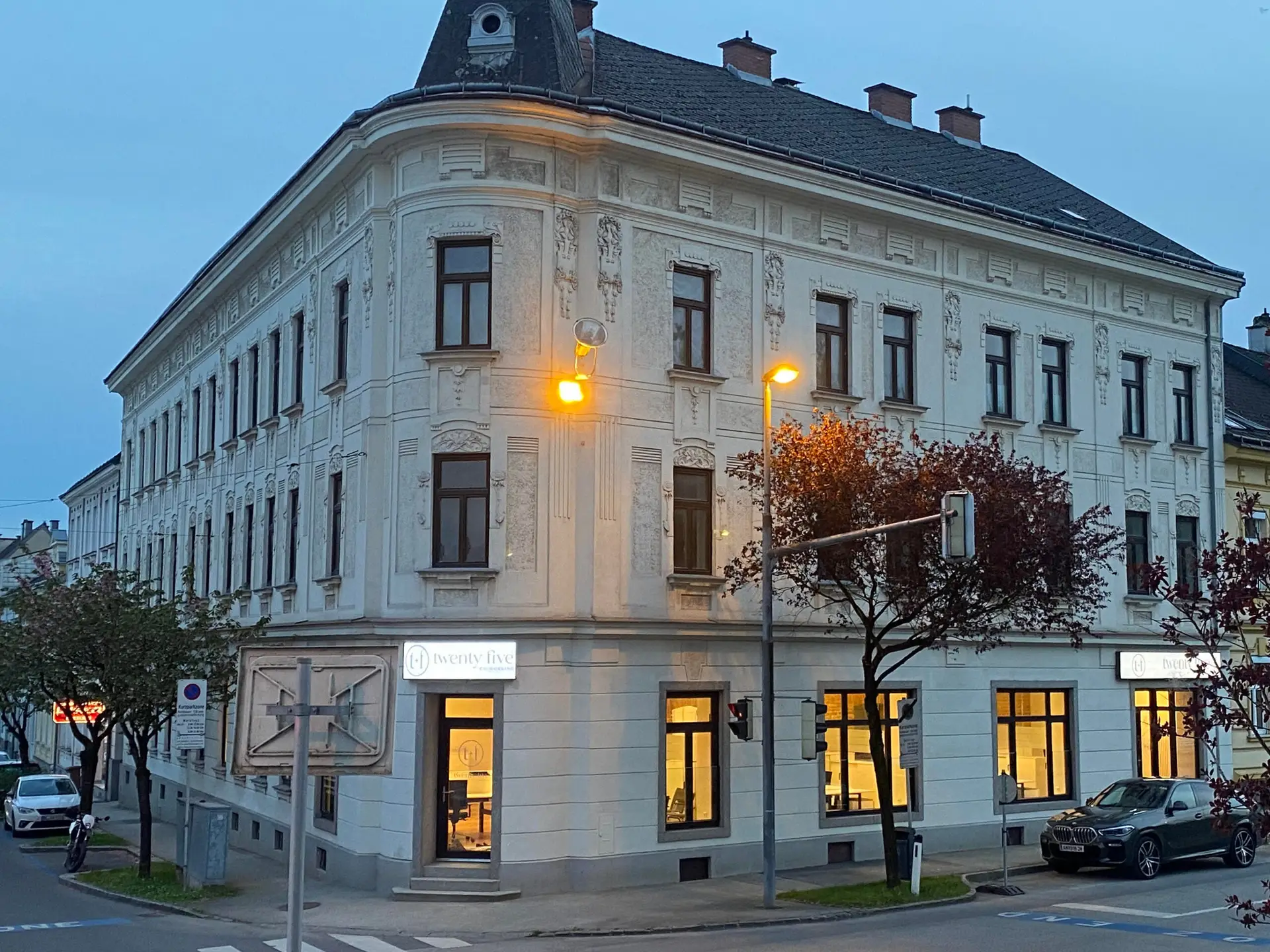 Twenty Five in Amstetten, Nachtansicht des Gebäudes in der Bahnhofstraße 25 in Amstetten.